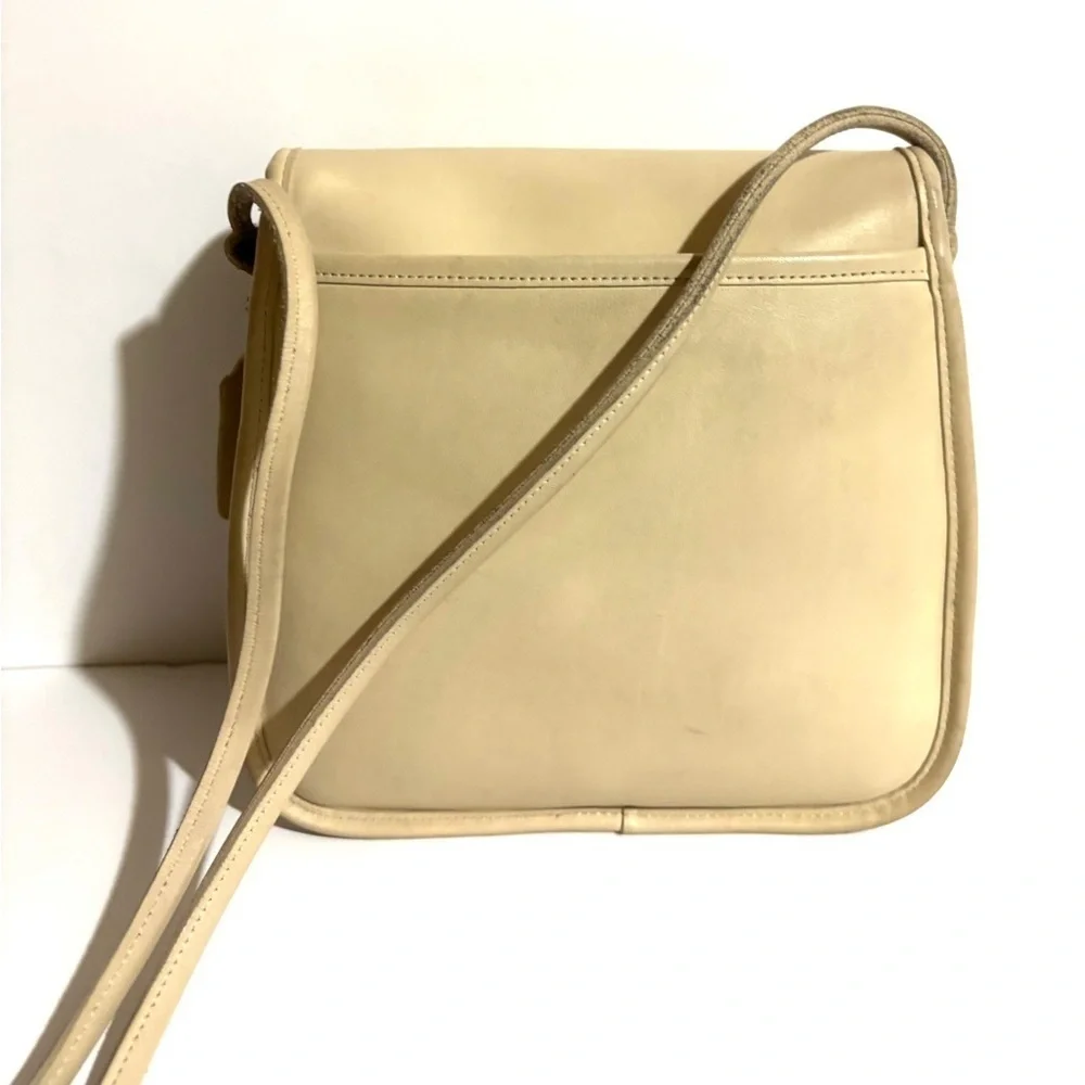 Coach vintage Elegant Cream distressed leather crossbody Bag